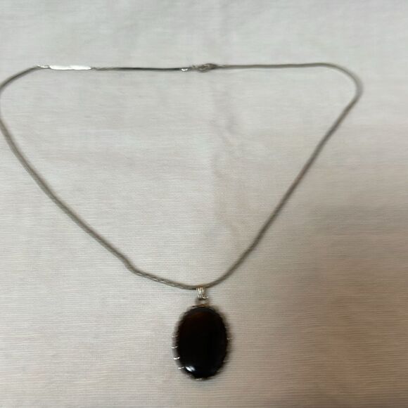 Vintage Elegant Black and. Silver Pendant Necklace - Picture 2 of 9